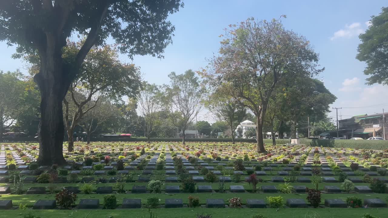 Il cimitero di guerra di Kanchanaburi (Don-Rak). Un cimitero tranquillo con file di lapidi