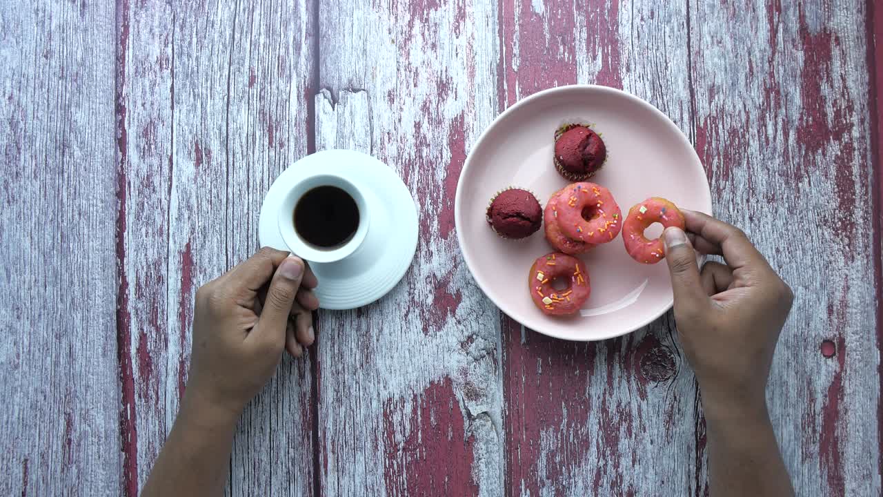vista superior del café y las rosquillas en la mesa