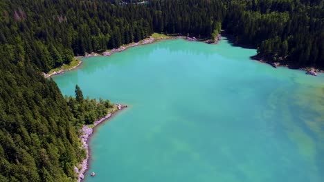 lago de fusine superior, alpes italianos. vuelos aéreos de aviones no tripulados.