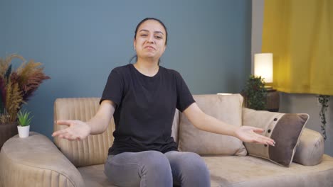 una joven deprimida hablando a la cámara.