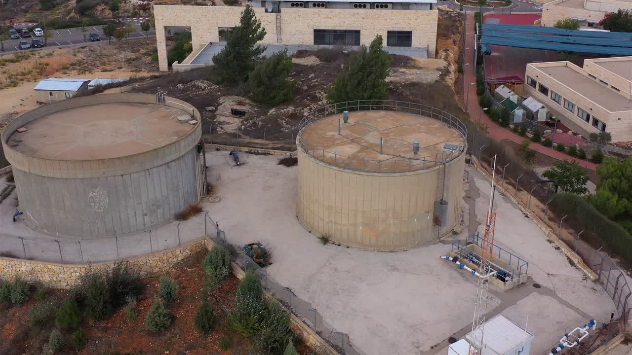 vista aérea de los tanques de agua y la infraestructura circundante