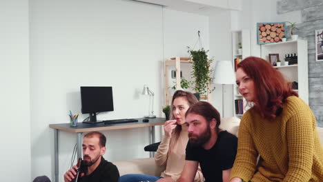 dos hombres y dos mujeres viendo una película de terror