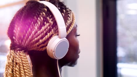 mujer en forma con auriculares haciendo ejercicio en bicicleta de ejercicio