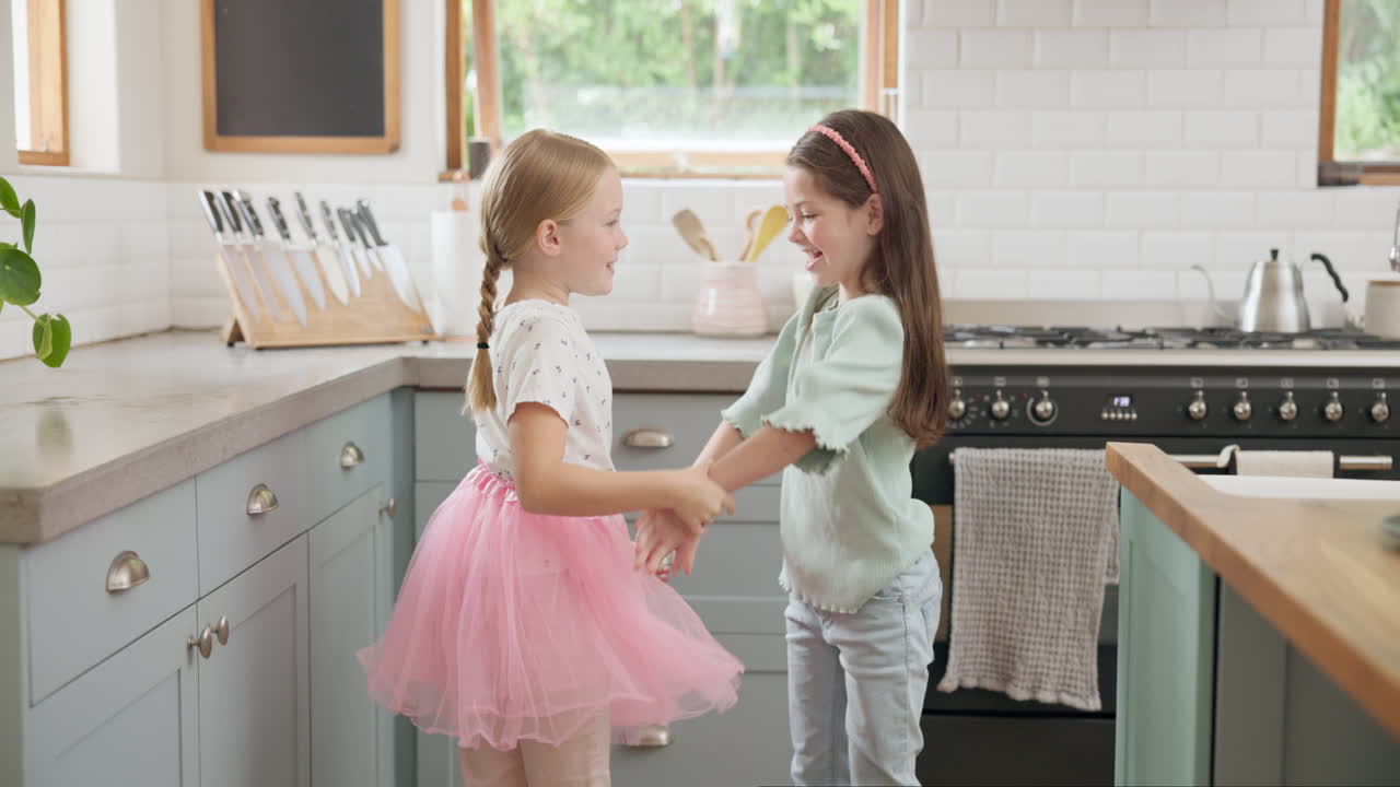 energía, baile y niños amigos en la cocina