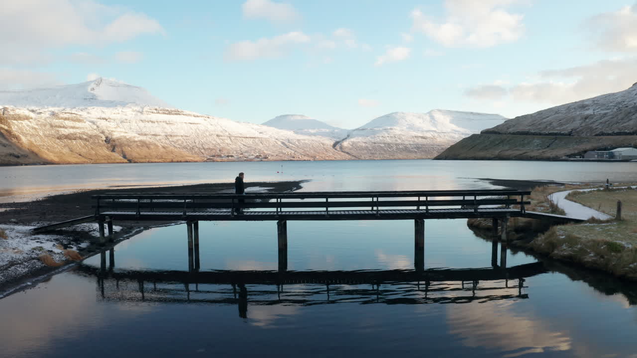 Isole Fær Øer: Filmato aereo in 4K di Hósvík all'alba