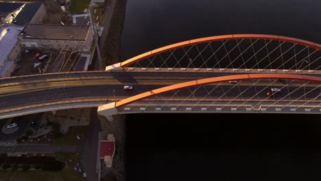 imagen aérea en movimiento lento sobre el puente hastings, minnesota