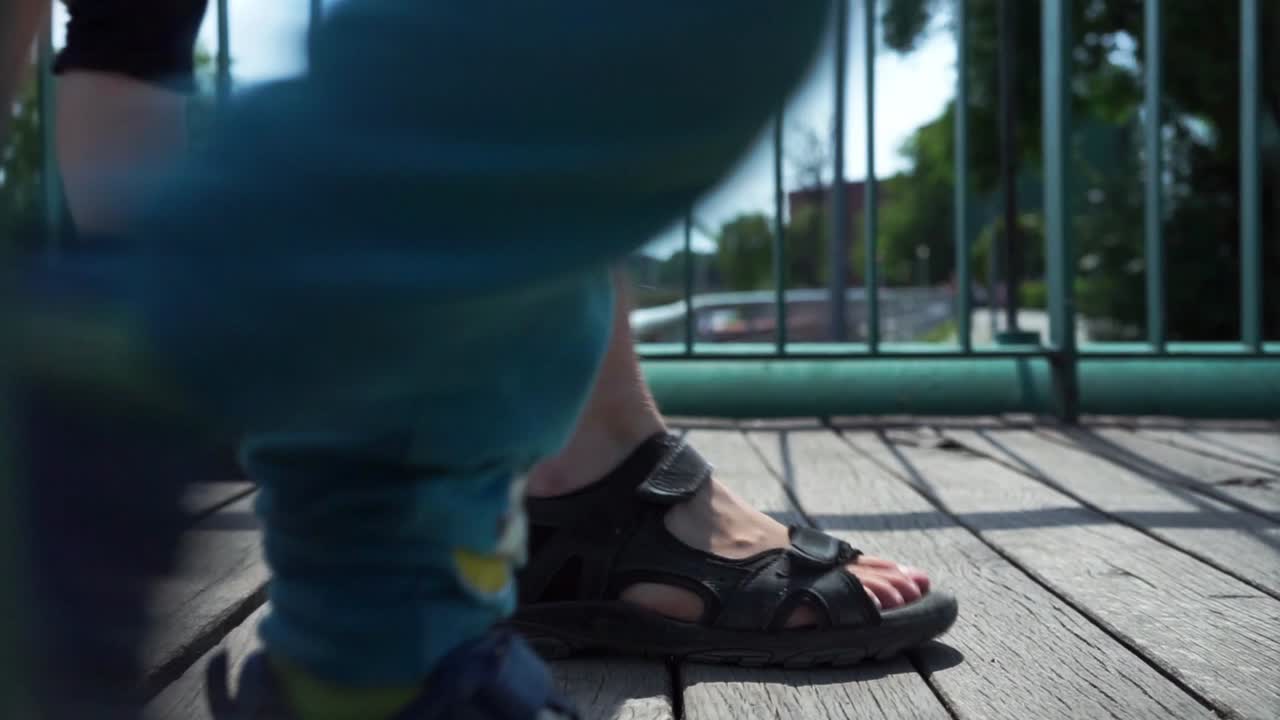 bicicleta y personas caminando por el puente de izquierda a derecha, pasos de una familia cruzando un puente de madera