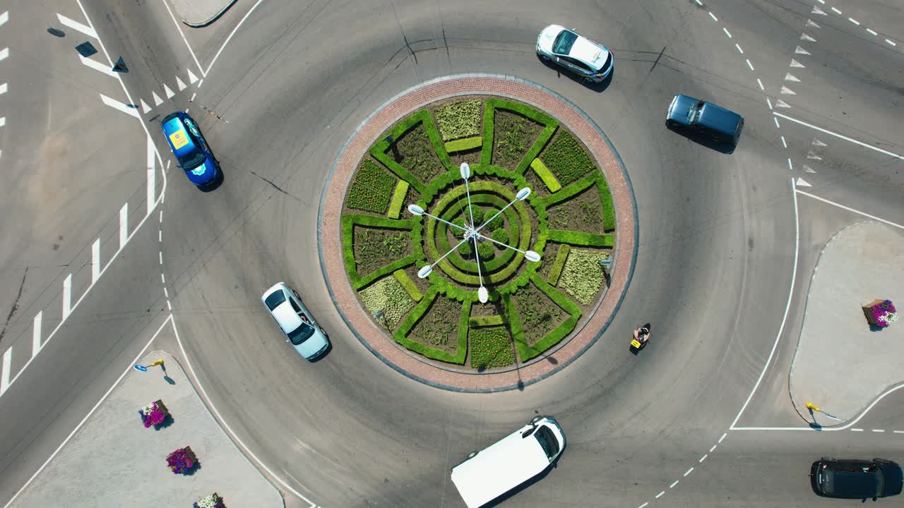 비는 도시 교통: 하루에 도시의 서클 로드 (circle road) 에 있는 교통을 위상으로 볼 수 있다.