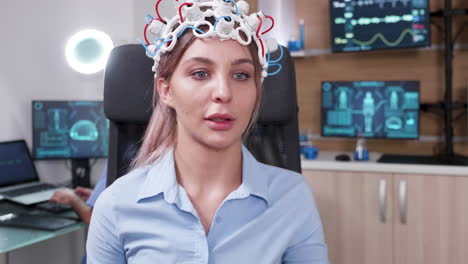 paciente femenina con auriculares de escaneo de ondas cerebrales