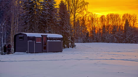 Winzige-Thermoholzhütte-In-Verschneiten-Wäldern-Von-Lettland-Riga-Zeitraffer