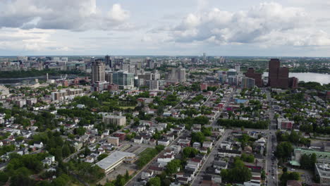 Luftaufnahme-Rückwärts-Weg-Von-Der-Skyline-Von-Gatineau,-Sommertag-In-Kanada