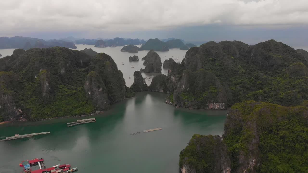 clip aéreo de la bahía de halong en vietnam en un día nublado