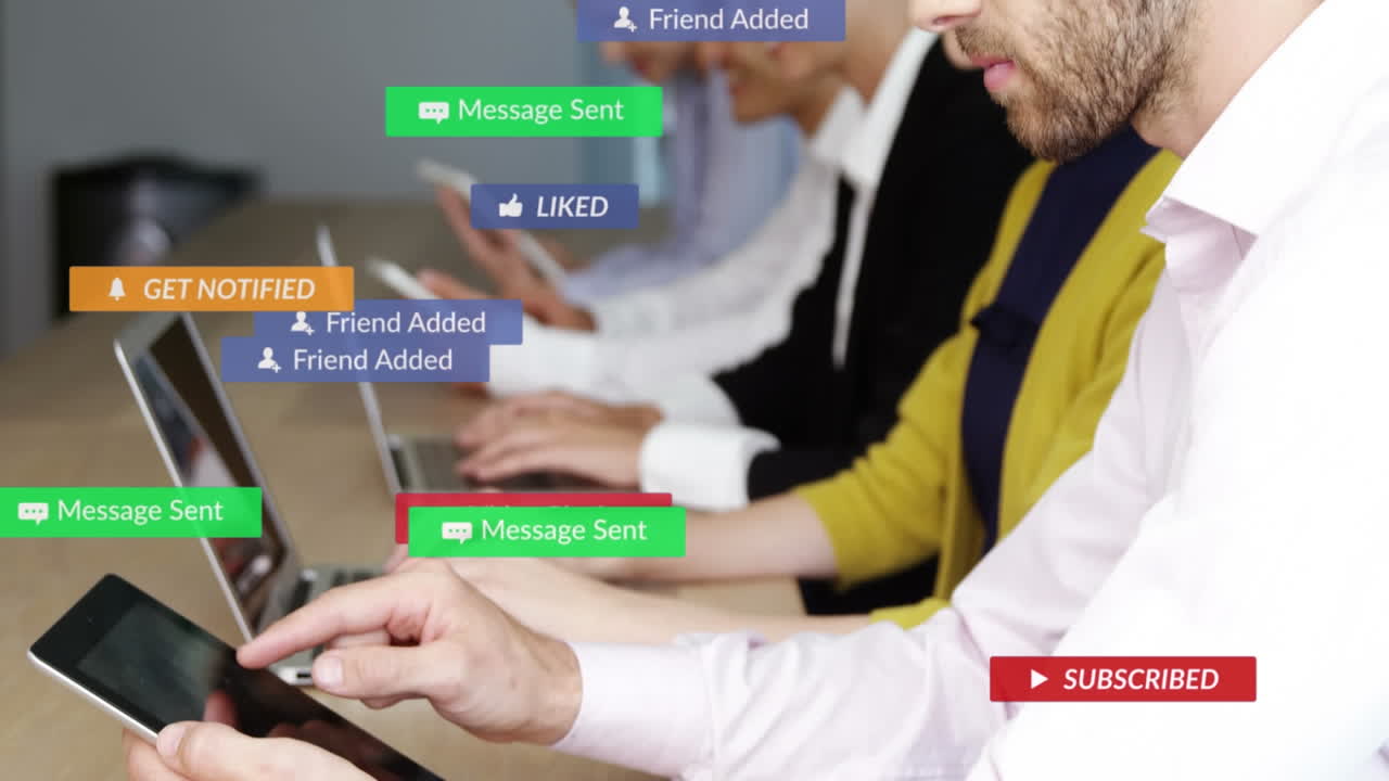 animación de barras de notificación sobre diversos compañeros de trabajo utilizando portátiles, tabletas digitales y teléfonos móviles