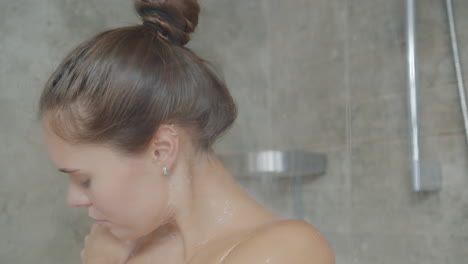 una mujer tomando una ducha.