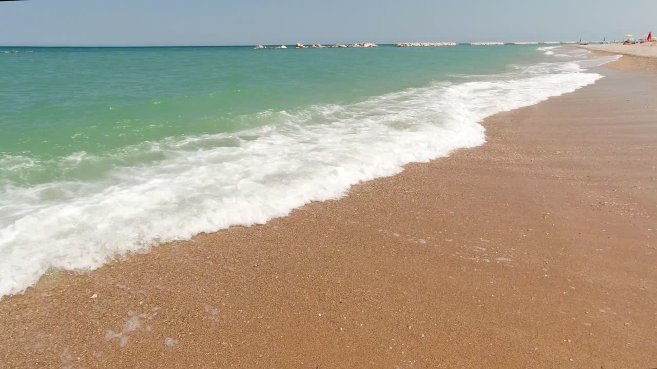 포르토 레아카나티 피네타 해변의 물결 모양 해안의 아름다운 전경