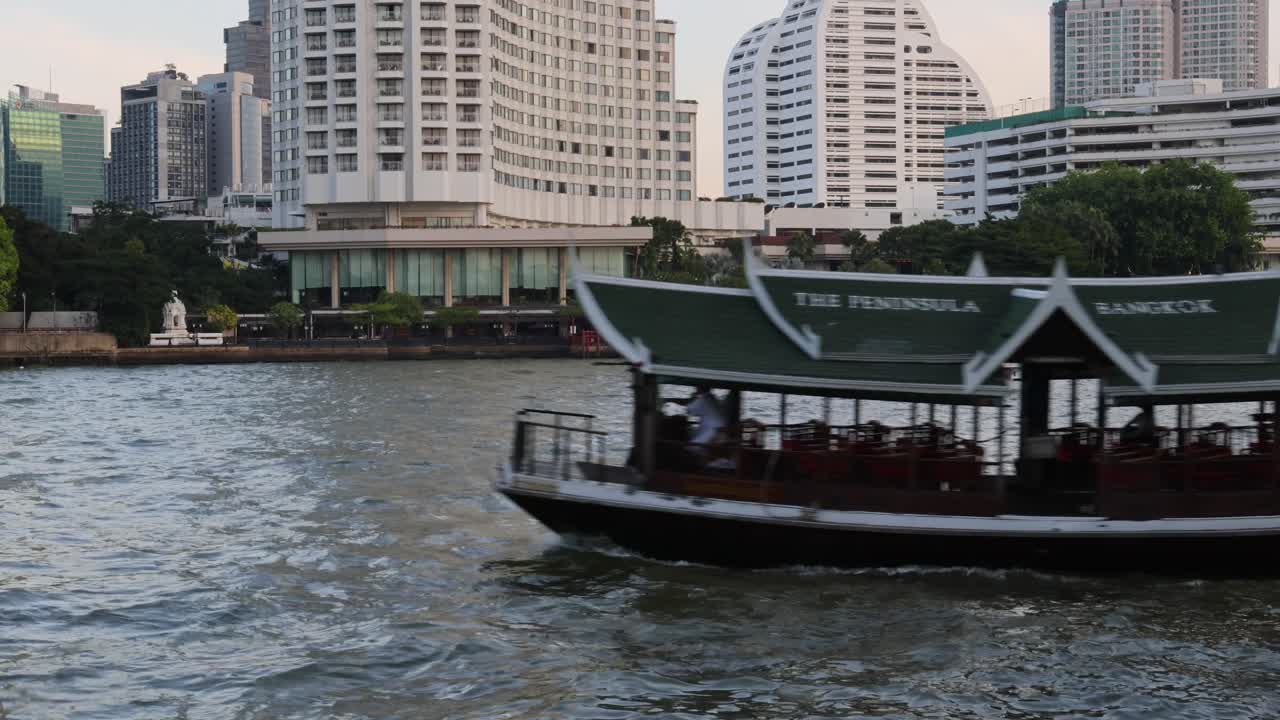 도시 강 을 가로질러 항해 하는 관광 보트