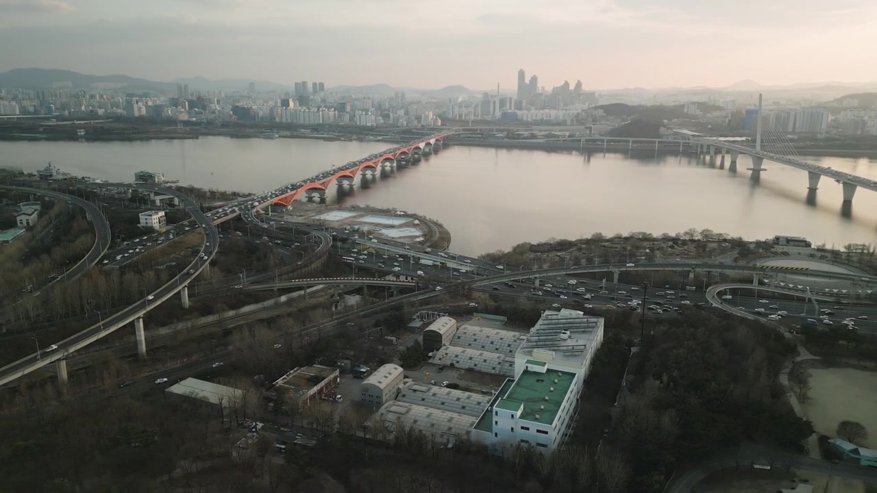 Drone 4K che sorvola il fiume Han e il ponte Seongsan, Seul