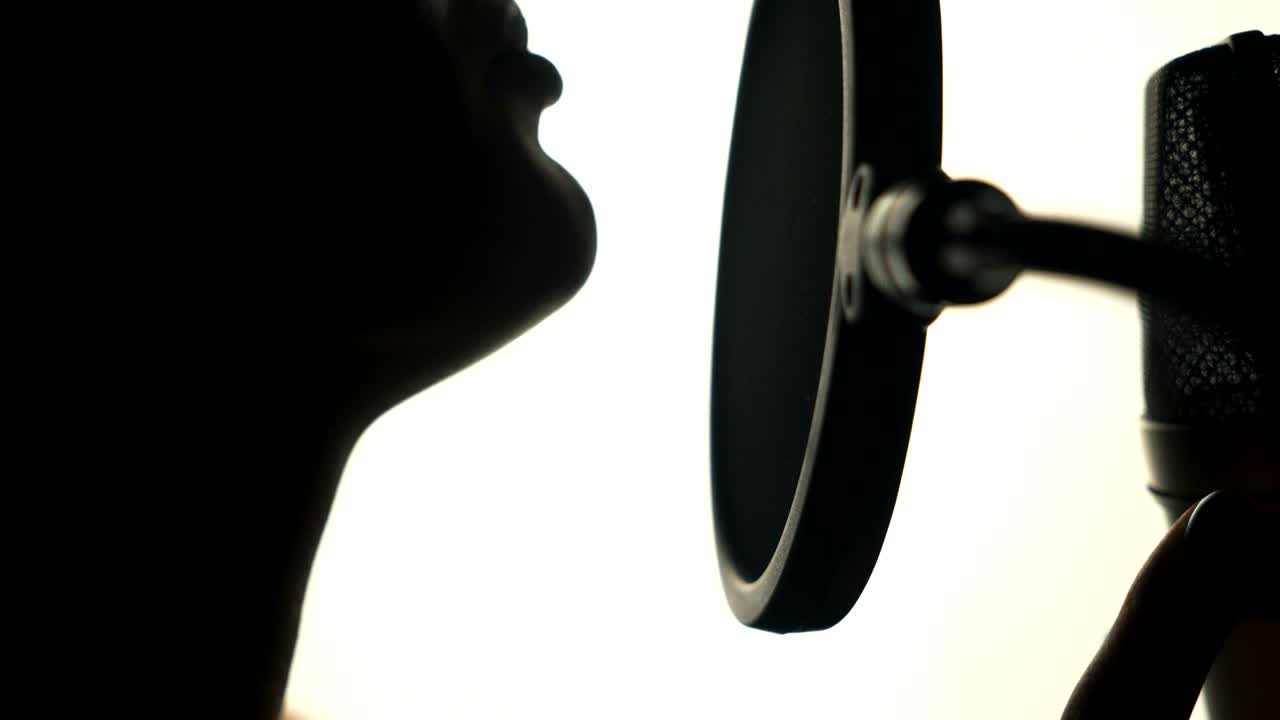 아름다운 얼굴과 입술을 가진 젊은 여성의 섹시한 프로필.