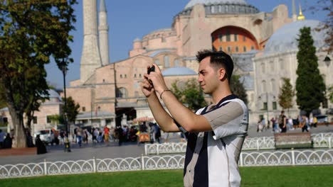 plano medio de un joven tomando fotos frente a hagia sophia