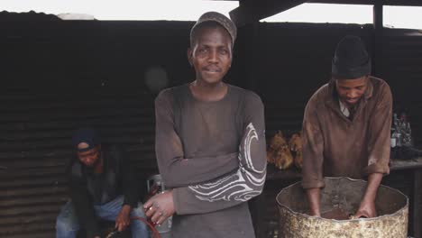 Afrikanischer-Mann-Blickt-In-Die-Kamera