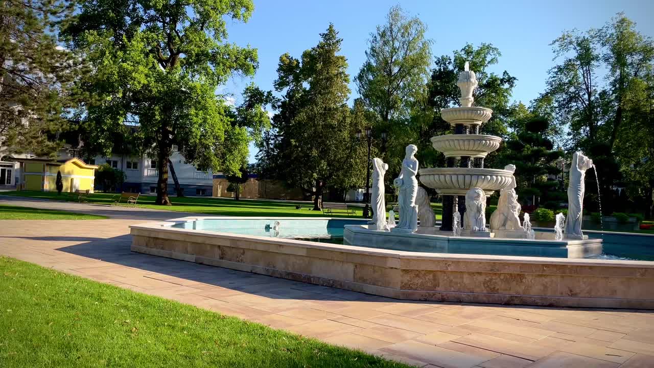 Paisaje de un hermoso parque con una fuente en Eslovaquia en un día soleado