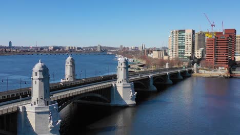 Antenne-Zur-Einrichtung-Der-Skyline-Der-Stadt-Von-Cambridge-Boston,-Massachusetts-Mit-Longfellow-Bridge-Und-U-Bahn-Kreuzung