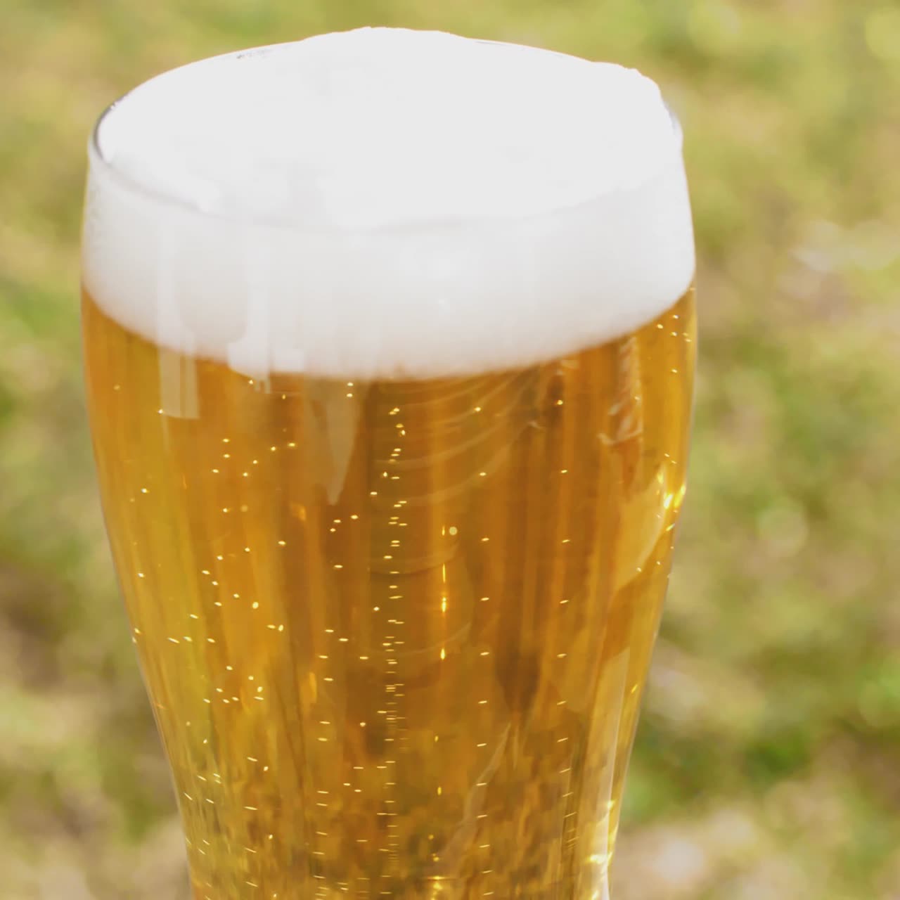 refrescante cerveza helada o lager