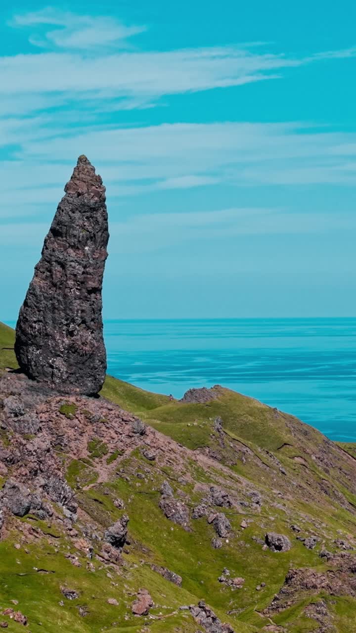 Maestose formazioni rocciose si ergono sulla costa nella natura selvaggia della Scozia