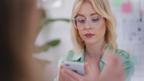 Primer-Plano-Del-Rostro-De-Una-Mujer-Durante-La-Conversación-De-Ventas