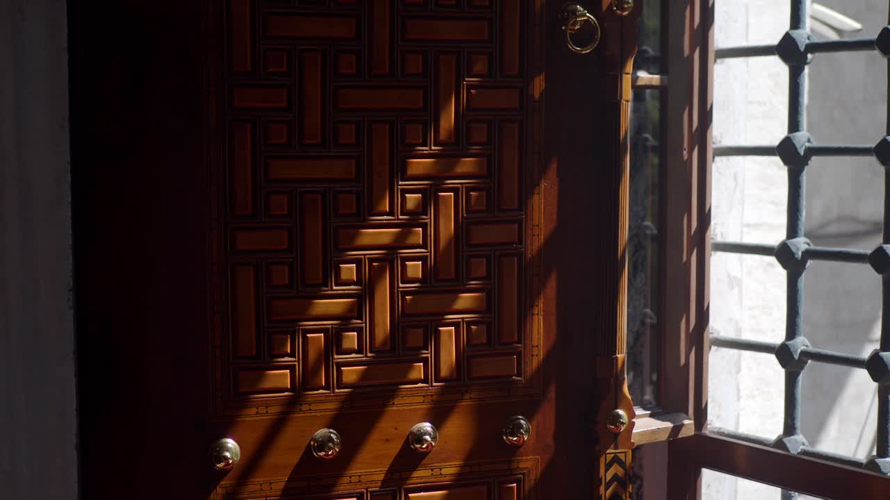 puerta de madera ornamentada con detalles de ventana