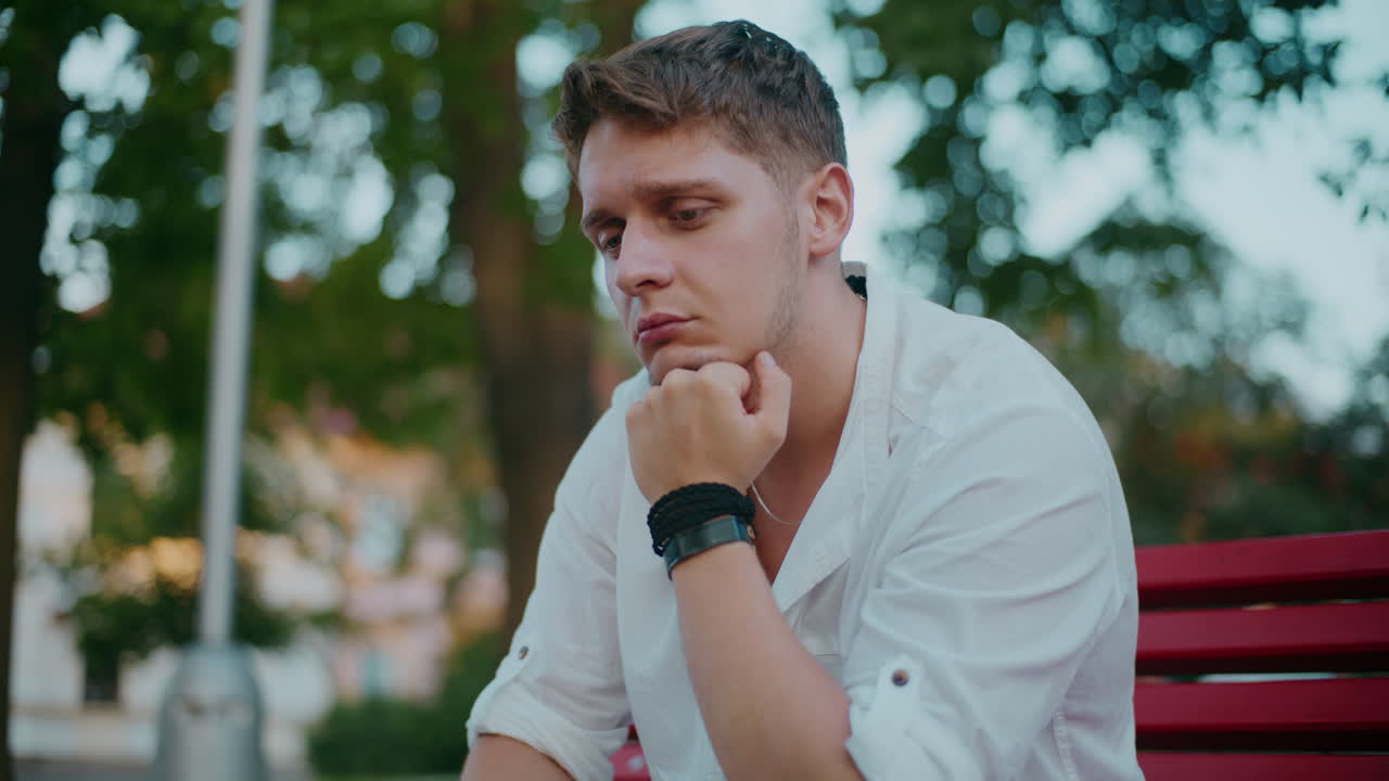 hombre sentado en un banco