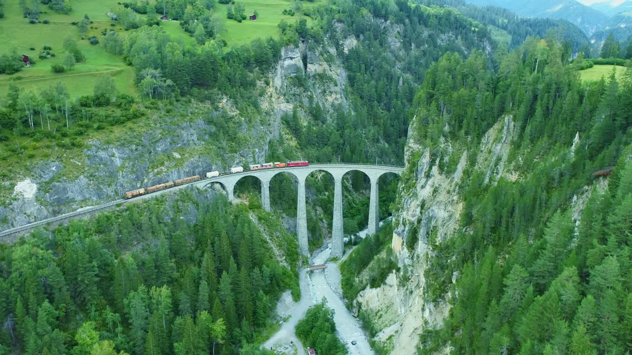 landwasserviadukt con un tren por encima