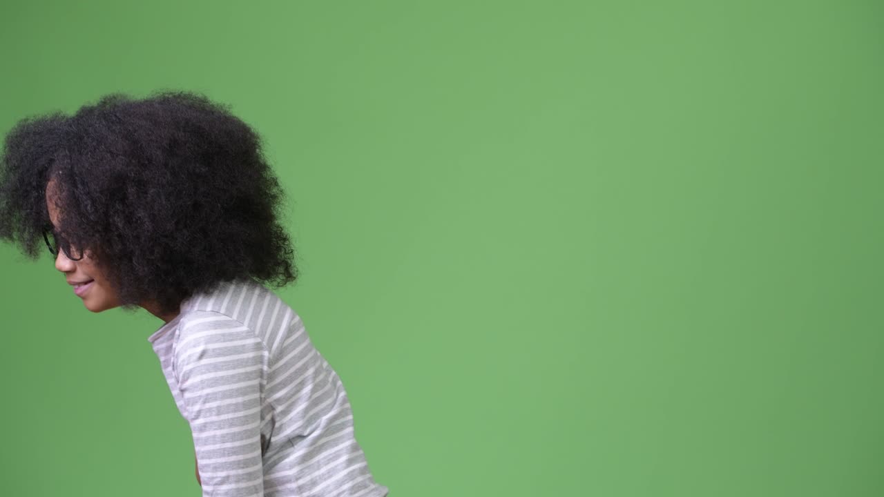 Afro saçlı genç, sevimli Afrikalı kızın gülerken profil görünümü