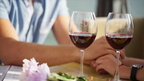 una pareja disfrutando de una cena romántica.