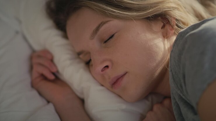 Primo piano di donna caucasica che dorme nel letto.