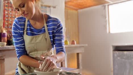 mujer alfarera haciendo una olla