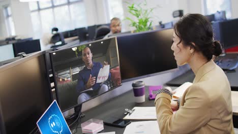 mujer de negocios asiática en la oficina usando computadora con videollamadas y mensajería ai en pantallas