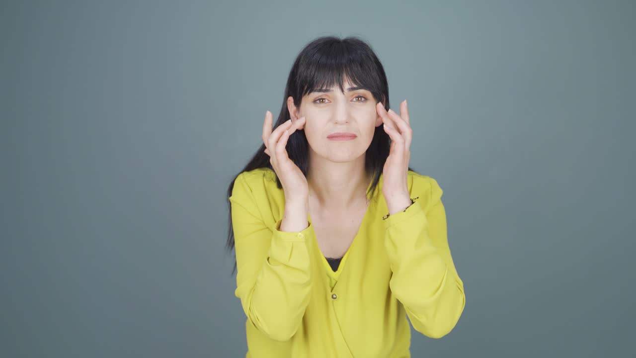 주름과 피부 문제가 있는 여성은 불행합니다.