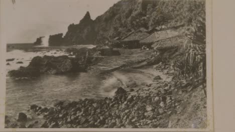 postal antigua de la isla de pitcairn con mirada en el antiguo aterrizaje de pitcairn