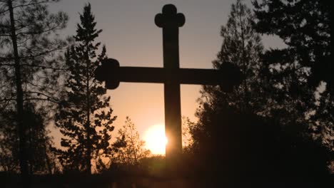 Silhouette-Eines-Kreuzes-Auf-Einem-Hügel-Bei-Sonnenuntergang