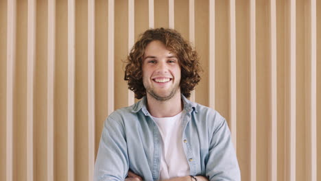 hombre de moda, cara o brazos cruzados en la pared