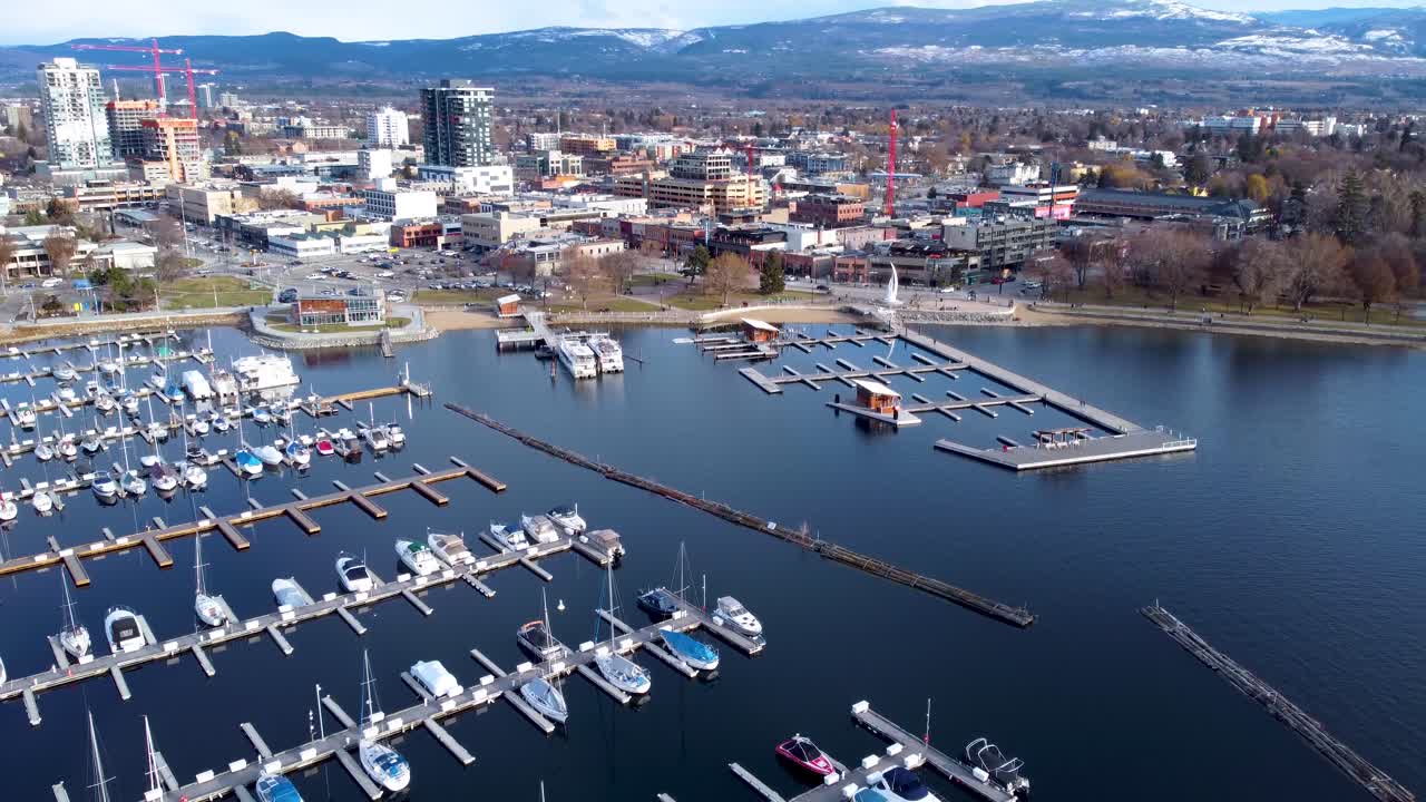 hermoso club de yates frente al mar y puerto deportivo en la hermosa ciudad canadiense