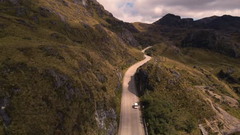 camino a la ciudad de loja en el ecuador