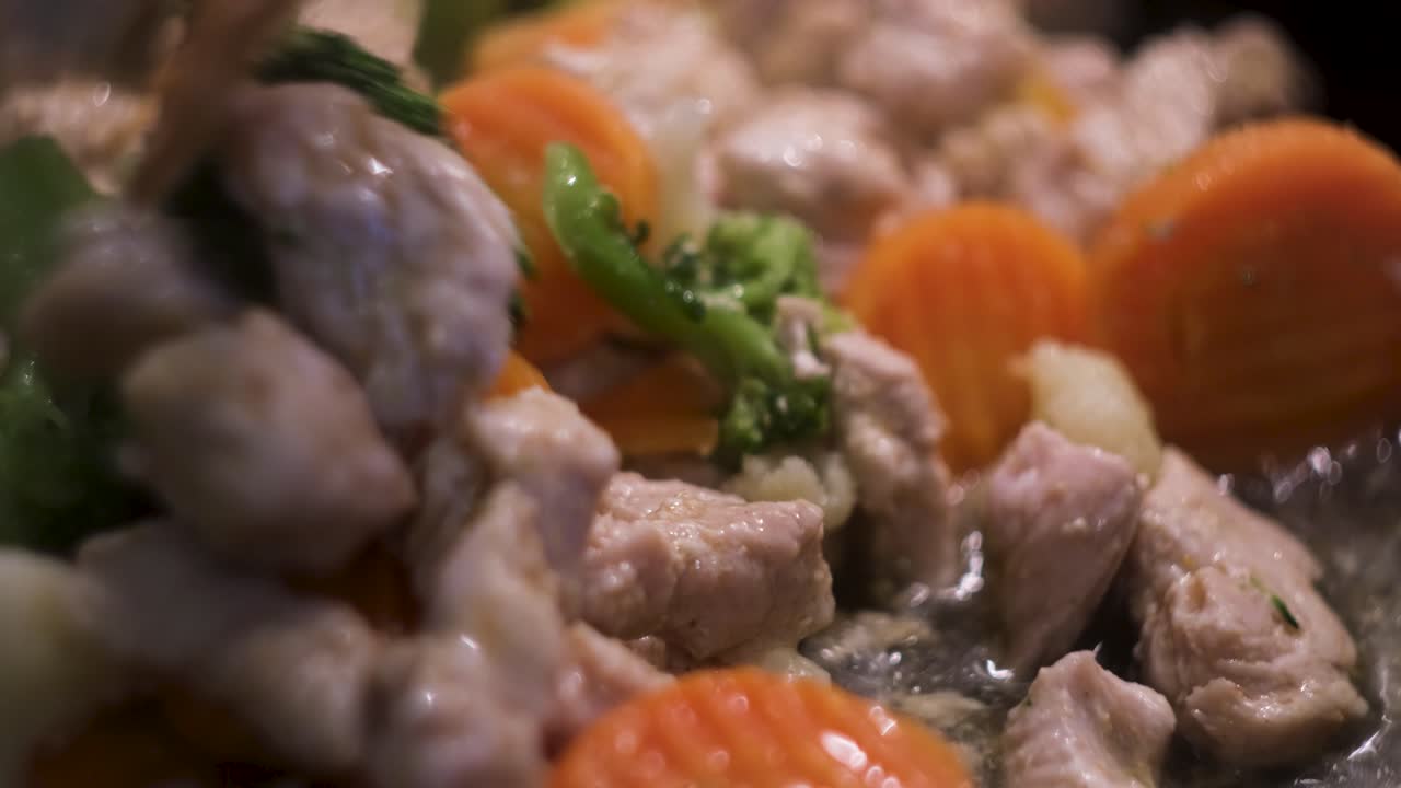 채소 와 함께 고기 김 을 요리 하는 것