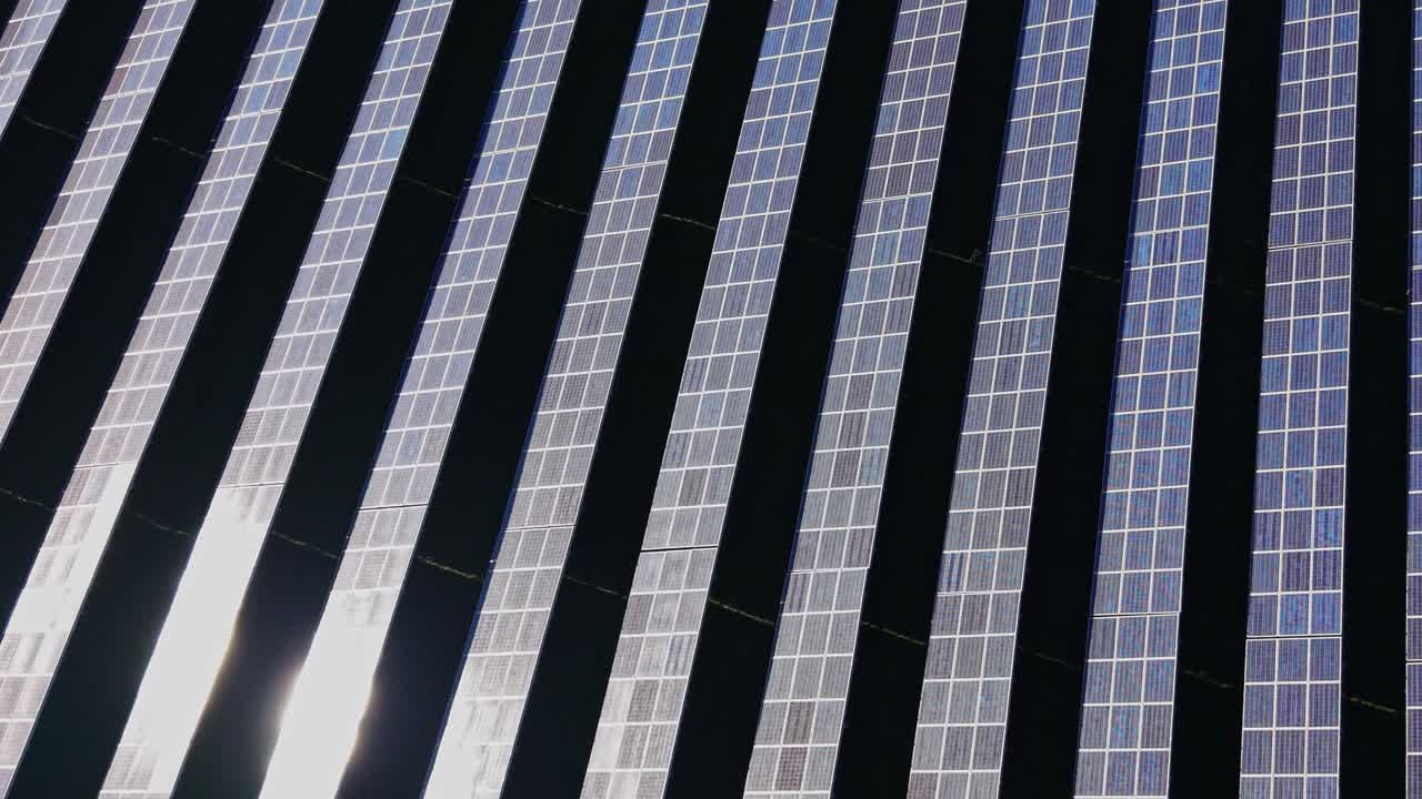 Pannelli solari installati su un edificio in città durante le ore diurne