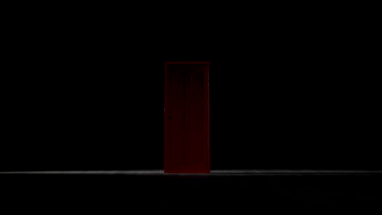 puerta roja en una habitación oscura