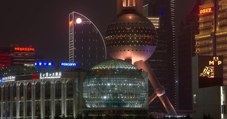 Vista noturna da Torre Pérola Oriental em Xangai