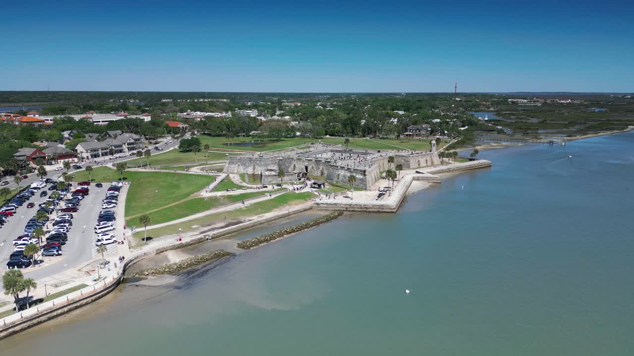산 마르코스 성 (castillo de san marcos) 이 강 위를 날아다니는 도 드론