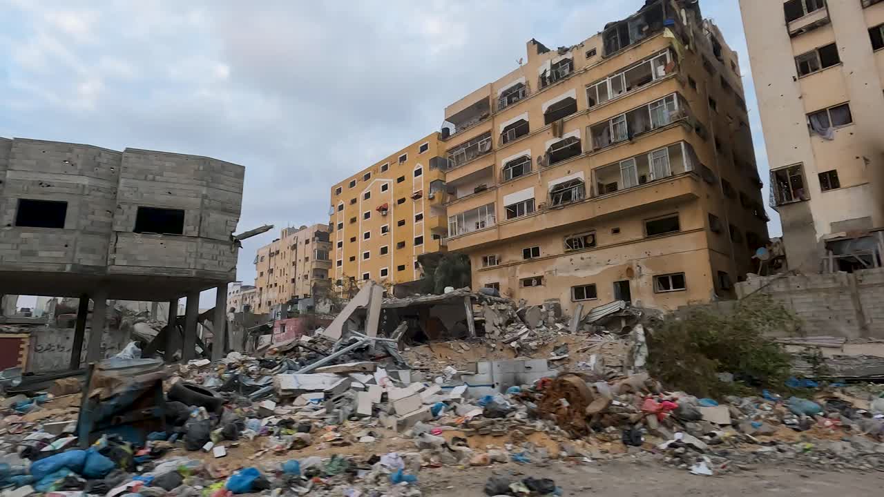Le conseguenze della città distrutta di Gaza dopo un attacco aereo e missilistico durante la guerra Israele-Hamas del 2023. Veicolo militare che attraversa le strade bombardate di Gaza