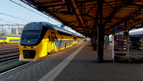 Leerer-Bahnhof-Roosendaal-Mit-Einem-Zug,-Der-An-Einem-Sonnigen-Tag-In-Den-Niederlanden-Am-Bahnsteig-Ankommt